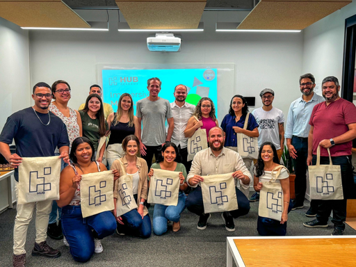 Encontro de alunos da Hub Academy mostrando participantes com ecobags da marca